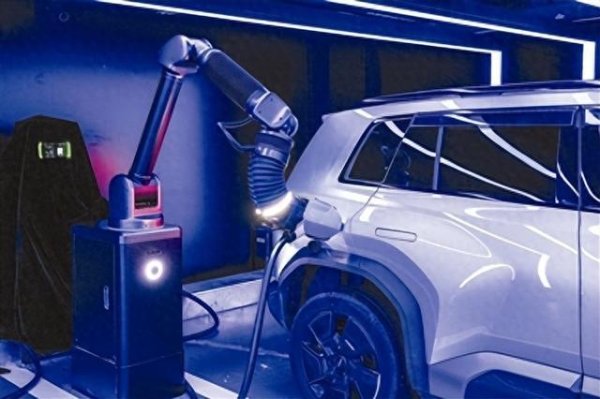 海纳策略 成都上线全国首个体验站！自动识别、无感补能的“机器人+”自动充电来了